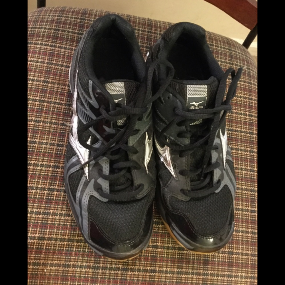 EC Mizuno women’s Volleyball black-silver shoes